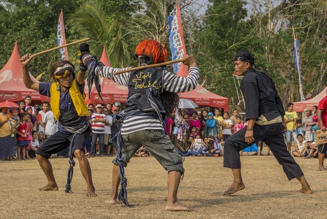 Foto Gerakan Tari Ujungan Tari Jawa Tengah