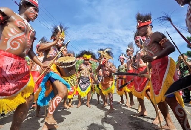 Foto Gerakan Tari Yospan Tari Papua