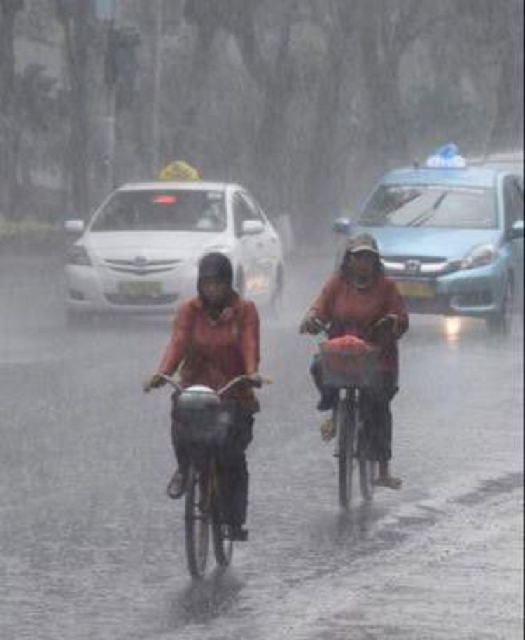 faktor alami penyebab banjir seperti hujan deras, tanggul jebol dll