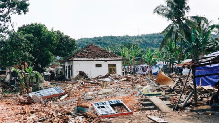 ilustrasi gambar gempa - manajemen bencana