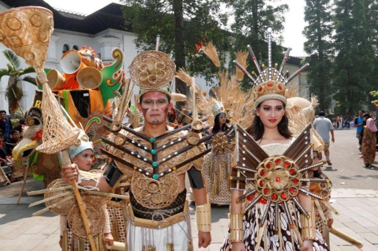 kerajinan dari bambu pakaian tradisional