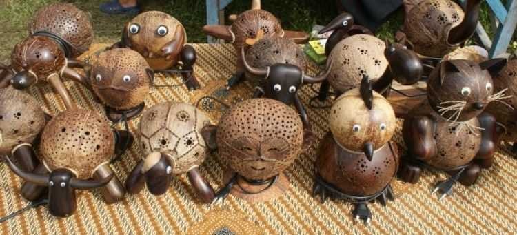 Gambar kerajinan dari batok kelapa boneka