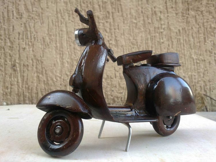 Gambar kerajinan dari batok kelapa miniatur motor vespa