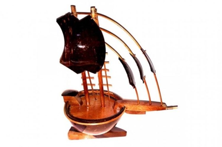 Gambar kerajinan dari batok kelapa miniatur perahu layar