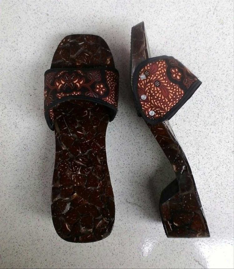 Gambar kerajinan dari batok kelapa sandal