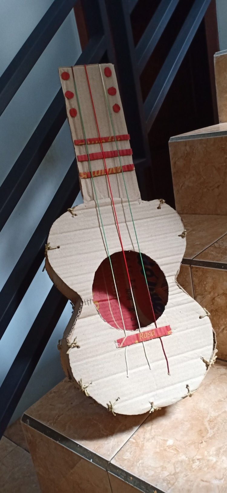 kerajinan dari kardus gitar mini
