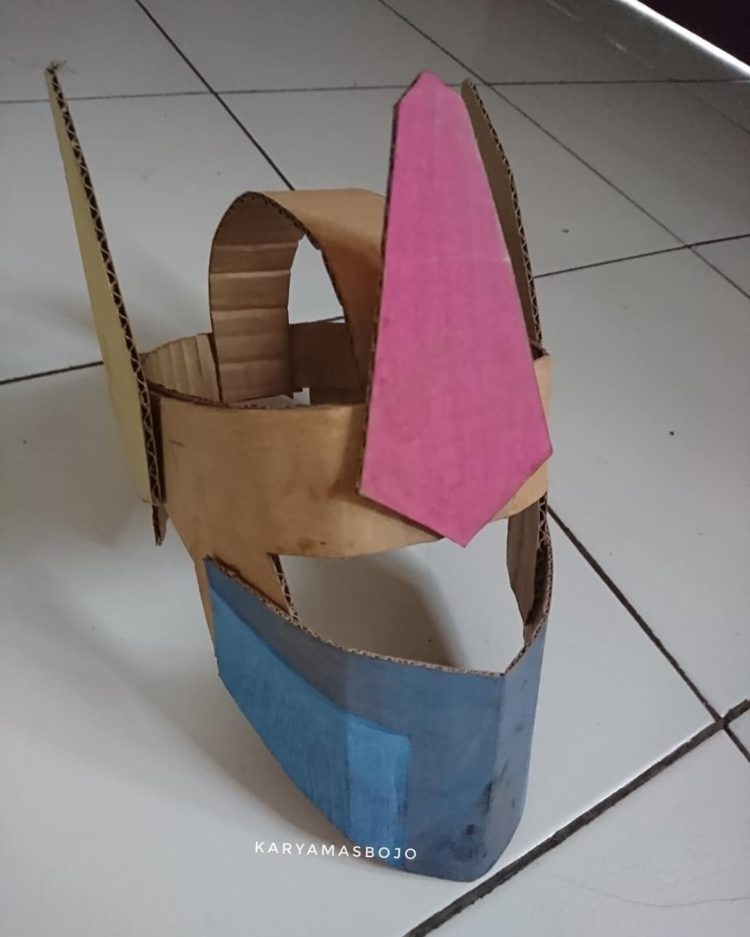 kerajinan dari kardus topeng helm