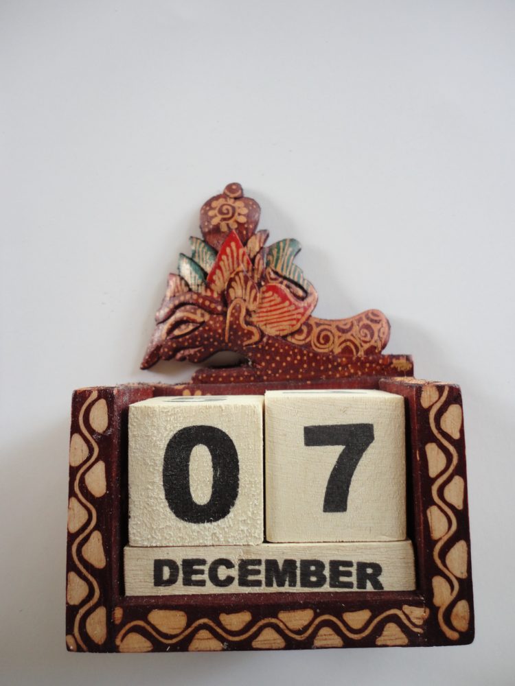kerajinan dari kayu kalender tanggal
