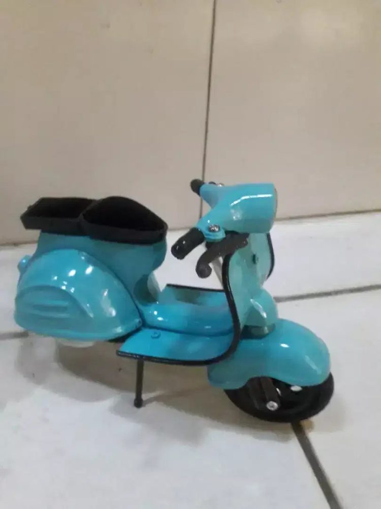 kerajinan dari logam miniatur kendaraan vespa