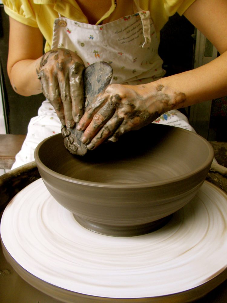 kerajinan keramik dibuat dengan teknik manual