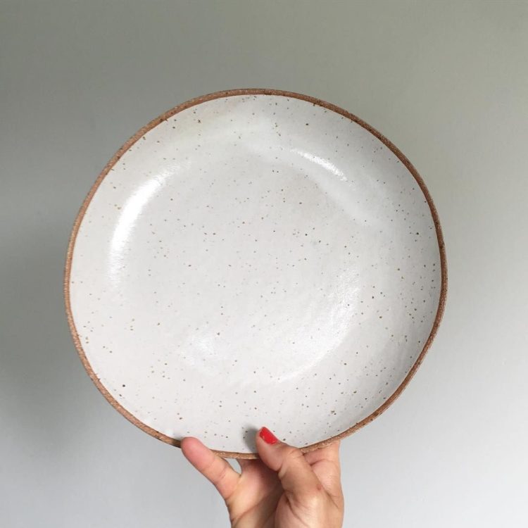 kerajinan keramik piring putih aesthetik