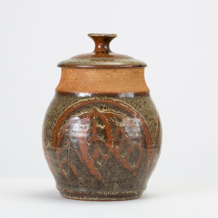 kerajinan keramik ini digunakan untuk wadah abu kremasi