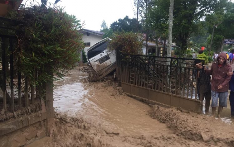 pengertian banjir lumpur yang airnya didominasi lumpur