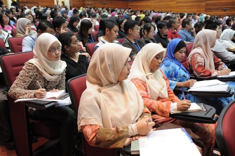 pengertian ceramah dan perbedaannya dengan pidato