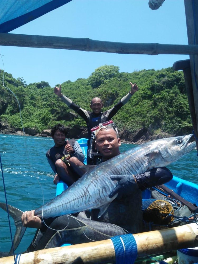 nelayan memanfaatkan sumber daya laut merupakan contoh pengertian sumber daya alam ruang