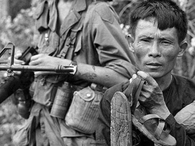 foto perang gerilya dengan taktik penyamaran