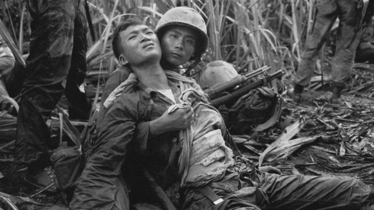 Pada tahun 1957-1975 terjadi perang vietnam yang merupakan bagian dari perang dingin antara kubu ideologi besar komunis dan liberal yang dikenal dengan perang