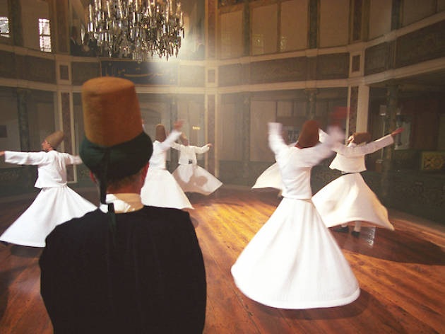 Foto pertunjukan tari sufi di Galata Mevlevihanesi