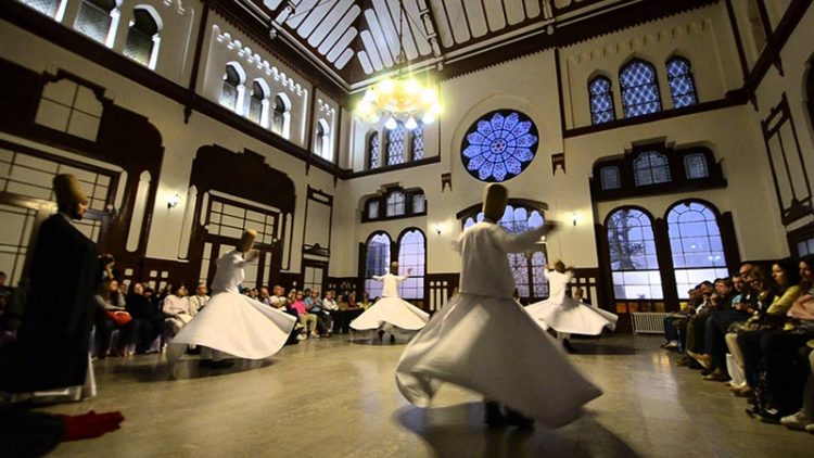 Foto pertunjukan tari sufi di Sirkeci Train Station