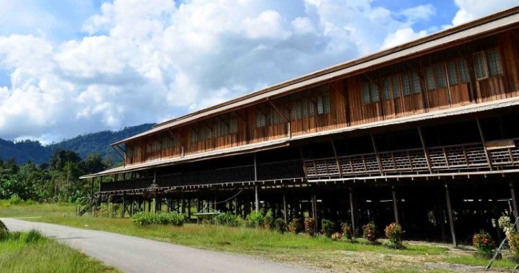 Contoh Rumah Adat Kalimantan Barat RUmah Panjang