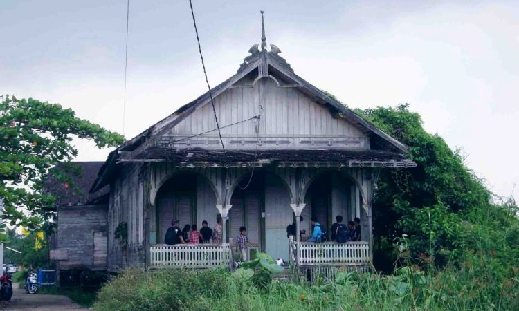 Contoh Rumah Adat Kalimantan Selatan Rumah Palimbangan