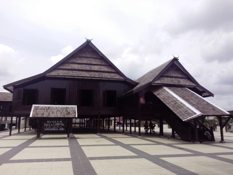 Rumah Adat Sulawesi Selatan disebut Balla