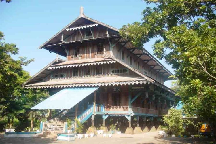 foto rumah adat sulawesi tenggara