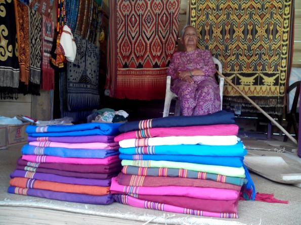 gambar pakaian adat sulawesi barat kain tenun toraja