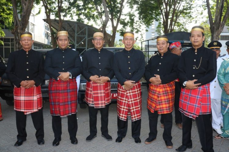 gambar pakaian adat sulawesi barat pria mandar