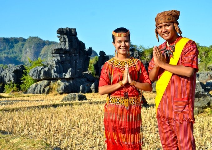 gambar pakaian adat sulawesi barat pria toraja