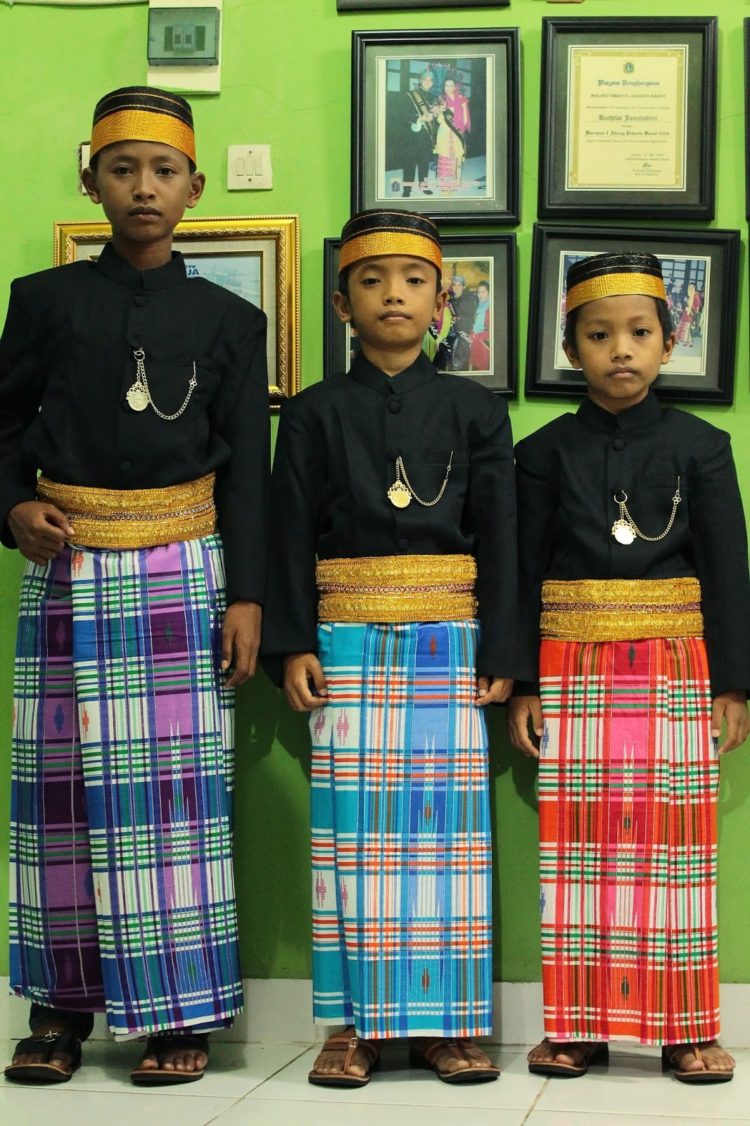pakaian adat sulawesi selatan untuk pria