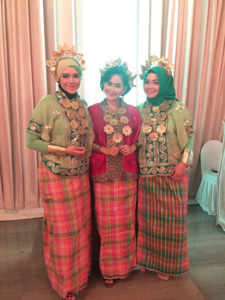 variasi warna pakaian adat sulawesi selatan untuk perempuan
