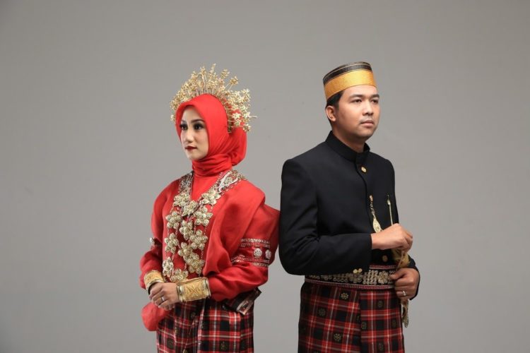 gambar pakaian adat sulawesi selatan