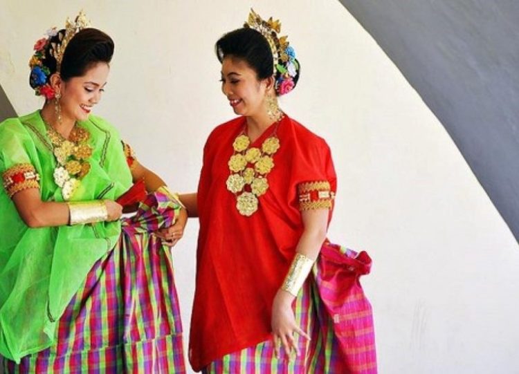 gambar pakaian adat sulawesi barat wanita mandar