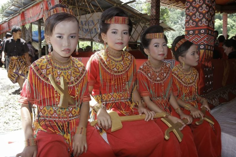 gambar pakaian adat sulawesi barat wanita toraja