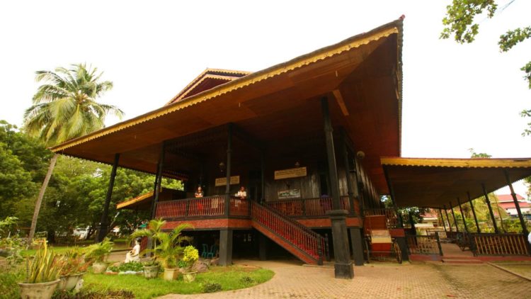 rumah adat sulawesi gorontalo