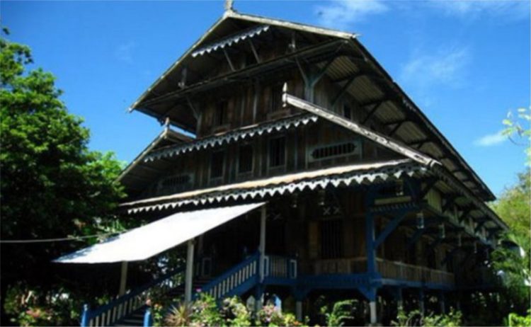 rumah adat sulawesi tenggara