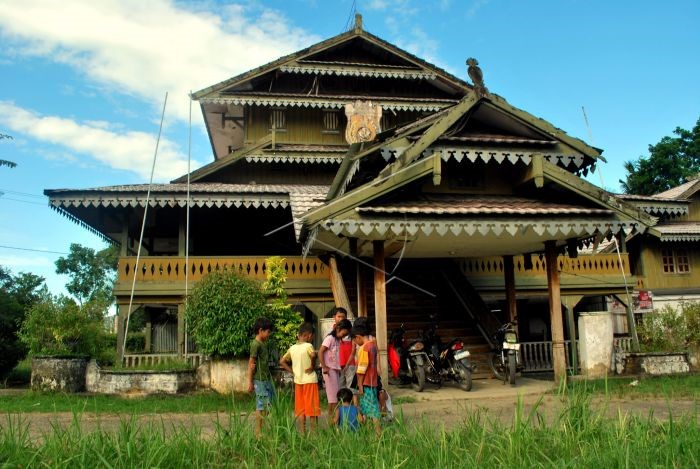 foto rumah adat sulawesi barat buton