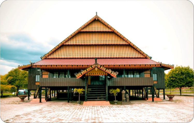 foto rumah adat sulawesi barat mekongga