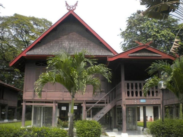 rumah adat sulawesi utara