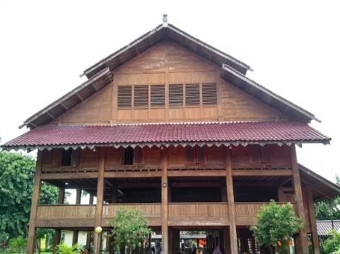 gambar rumah adat sulawesi tenggara