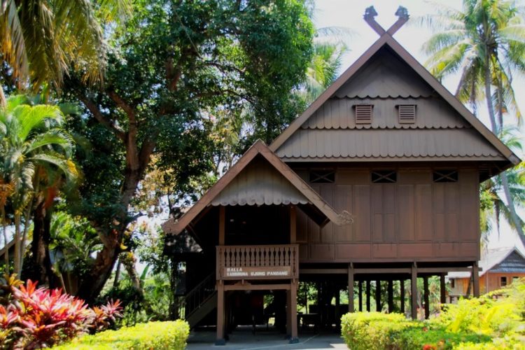 sapana rumah adat sulawesi selatan