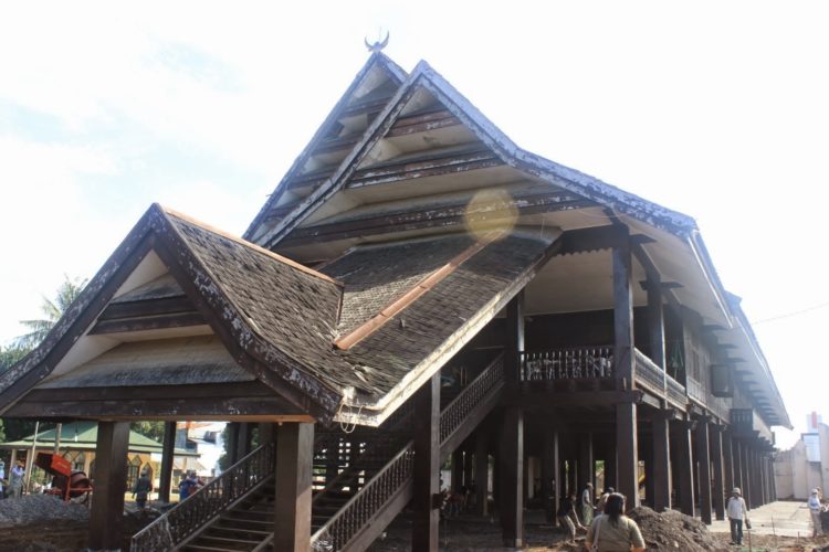 foto rumah adat sulawesi tenggara laikas