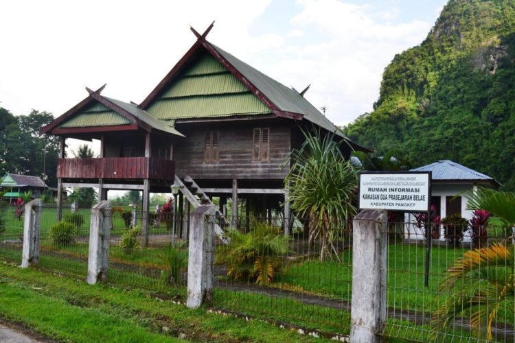 contoh rumah adat sulawesi selatan