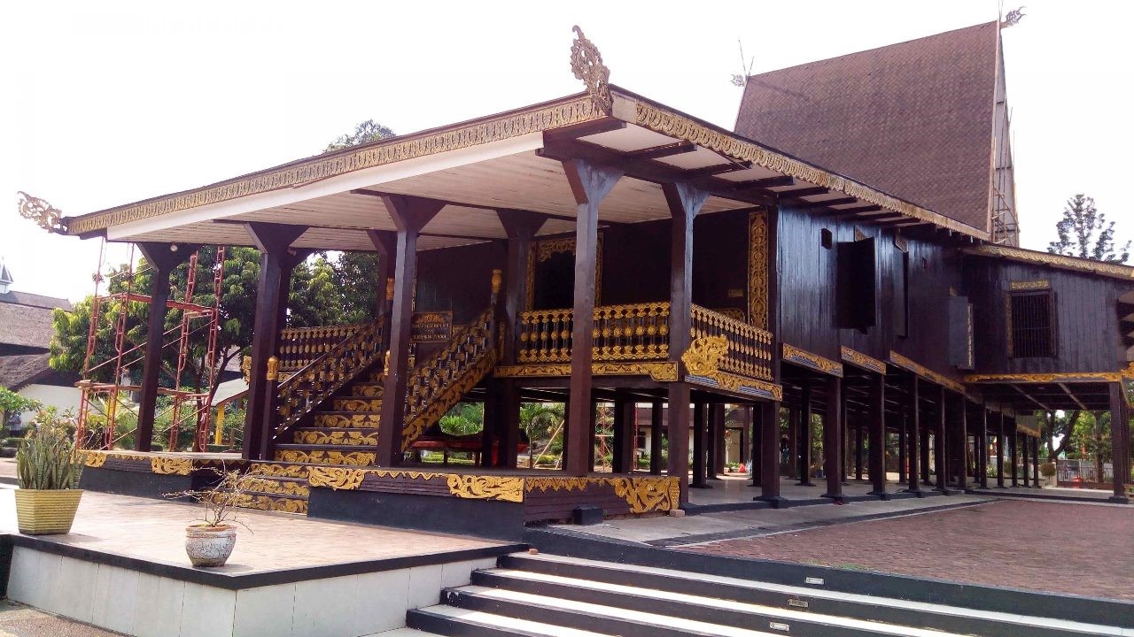 21+ Rumah Adat Kalimantan (NAMA, PENJELASAN, GAMBAR)